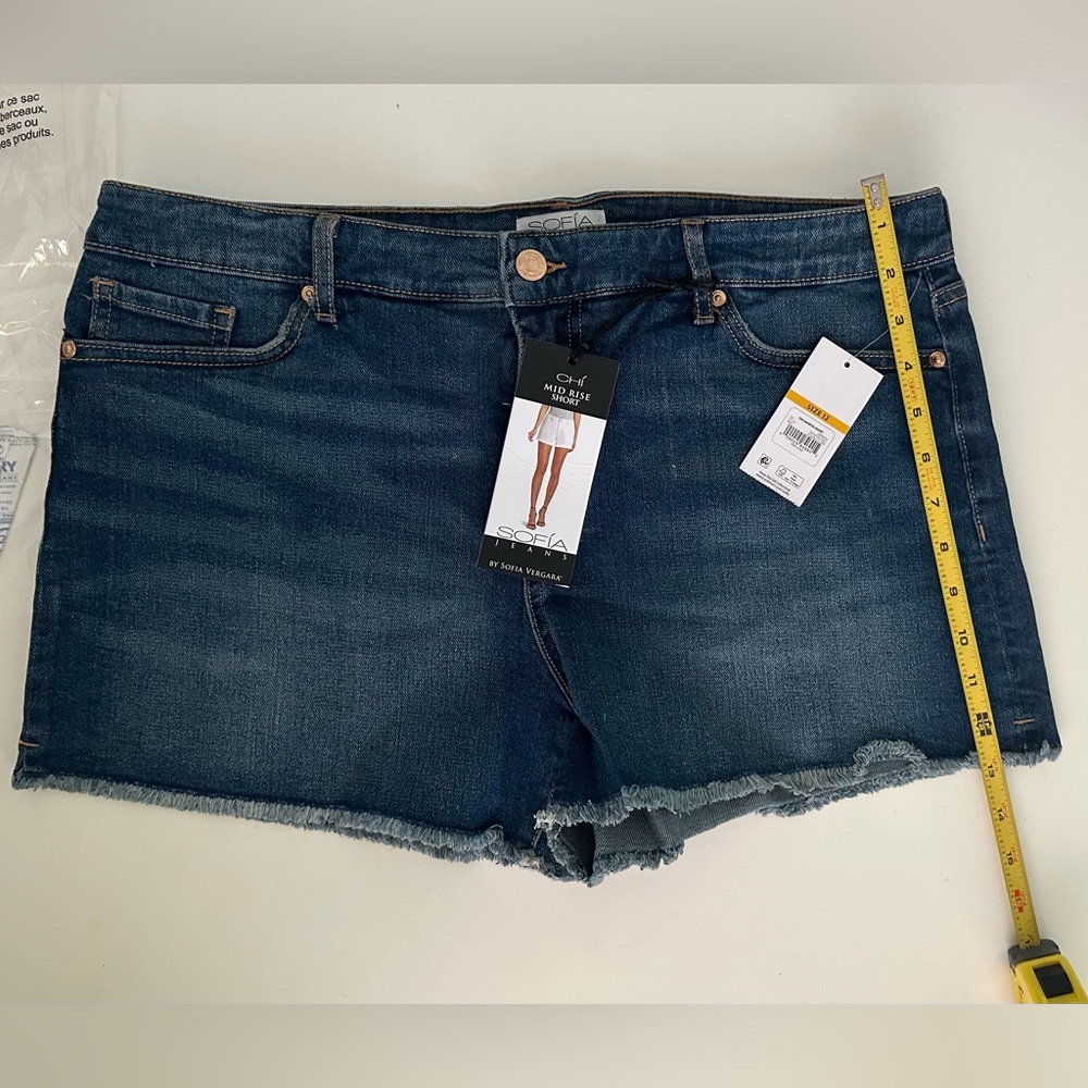 Sofia vergara jean shorts mid rise Chi style NWT size 12 “medium blue color”
